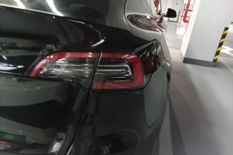 Used Tesla Model Y 2021 Standard Range Rear-Wheel Drive Version Right Rear Taillight
