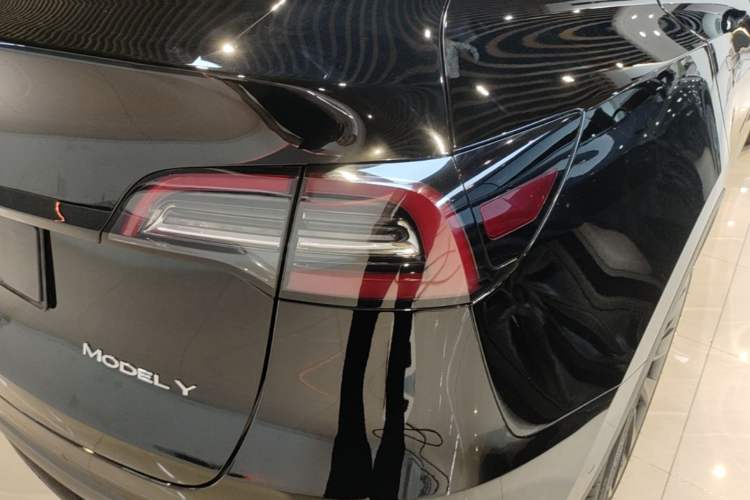 Used Tesla Model Y 2021 Standard Range Rear-Wheel Drive Version Right Rear Taillight