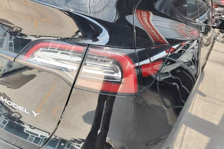 Used Tesla Model Y 2021 Standard Range Rear-Wheel Drive Version Right Rear Taillight