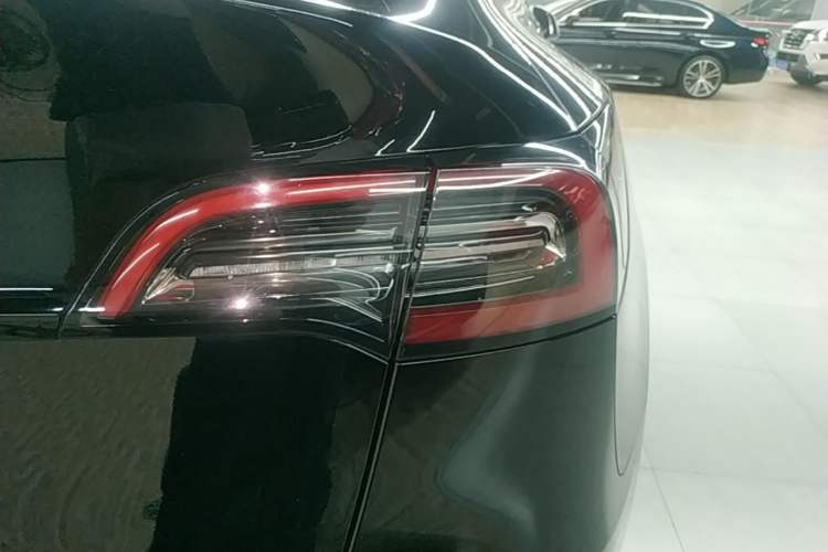 Used Tesla Model Y 2021 Standard Range Rear-Wheel Drive Version Right Rear Taillight