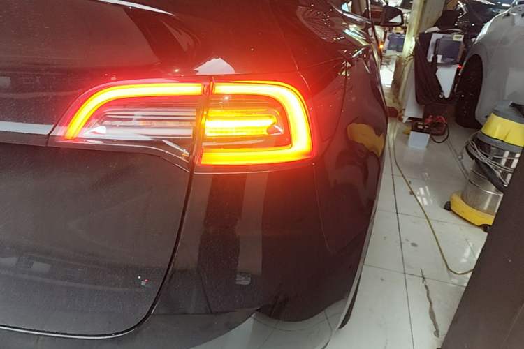 Used Tesla Model Y 2021 Standard Range Rear-Wheel Drive Version Right Rear Taillight