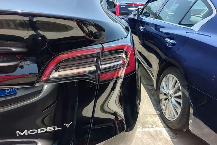 Used Tesla Model Y 2021 Long-Range All-Wheel-Drive Version 3D7 Right Rear Taillight
