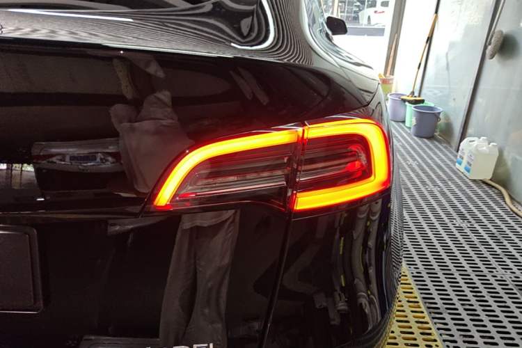 Used Tesla Model Y 2021 Standard Range Rear-Wheel Drive Version Right Rear Taillight