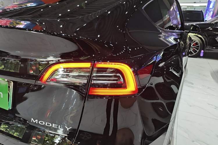 Used Tesla Model Y 2021 Standard Range Rear-Wheel Drive Version Right Rear Taillight