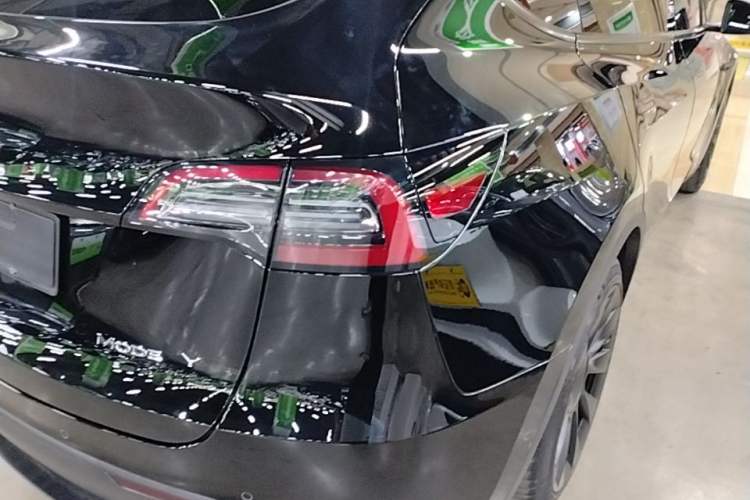 Used Tesla Model Y 2021 Standard Range Rear-Wheel Drive Version Right Rear Taillight