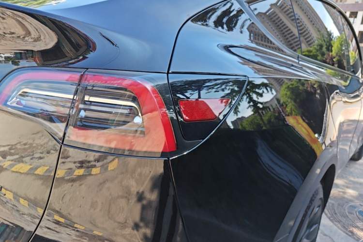 Used Tesla Model Y 2021 Standard Range Rear-Wheel Drive Version Right Rear Taillight