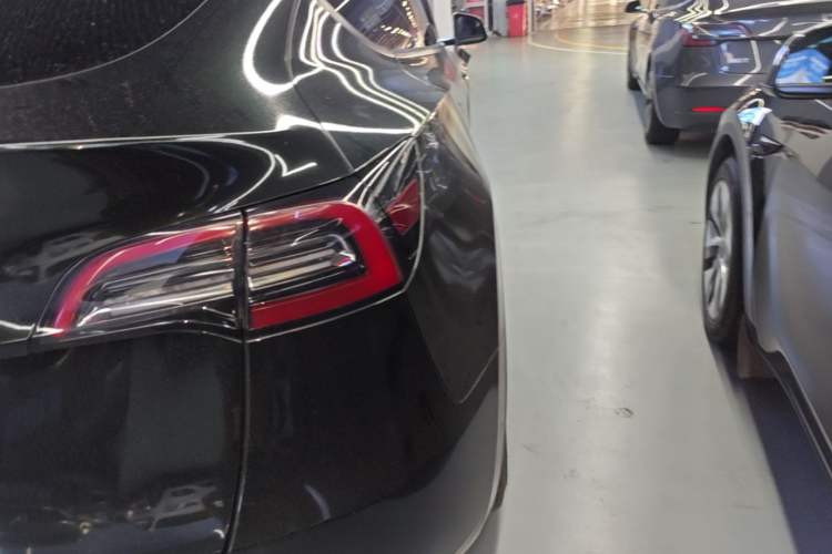 Used Tesla Model Y 2021 Standard Range Rear-Wheel Drive Version Right Rear Taillight