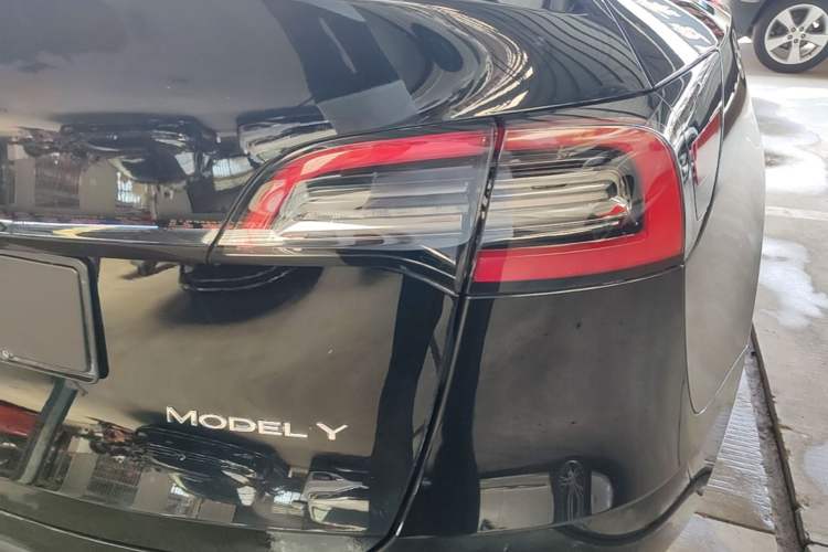 Used Tesla Model Y 2021 Standard Range Rear-Wheel Drive Version Right Rear Taillight