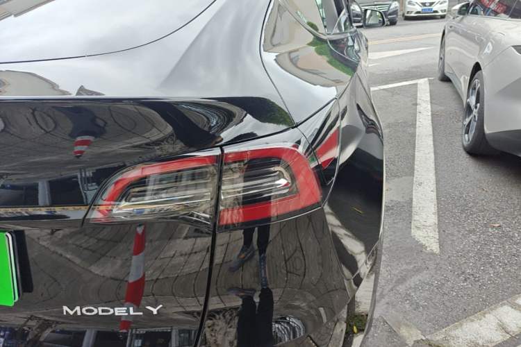 Used Tesla Model Y 2021 Standard Range Rear-Wheel Drive Version Right Rear Taillight