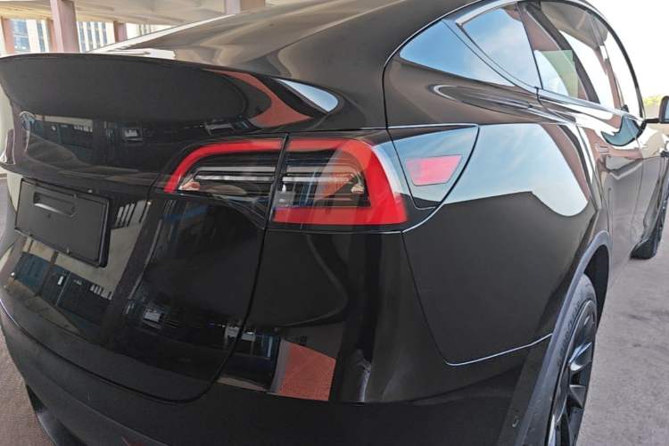 Used Tesla Model Y 2021 Standard Range Rear-Wheel Drive Version Right Rear Taillight