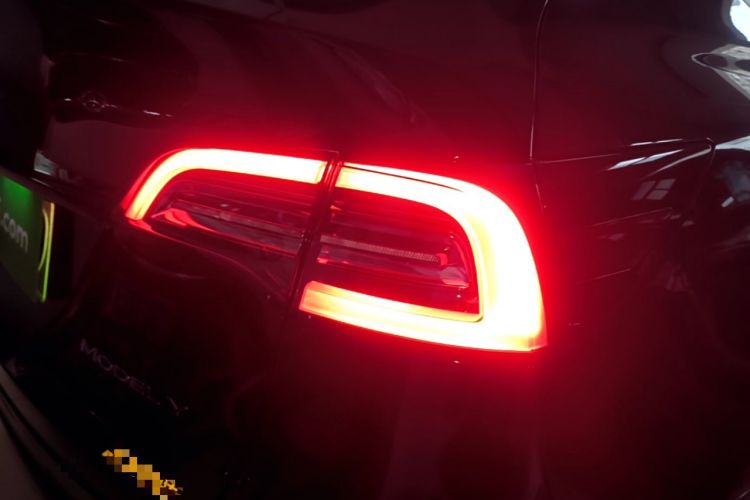 Used Tesla Model Y 2021 Standard Range Rear-Wheel Drive Version Right Rear Taillight