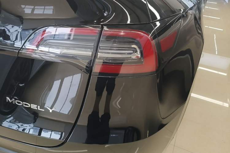 Used Tesla Model Y 2021 Standard Range Rear-Wheel Drive Version Right Rear Taillight