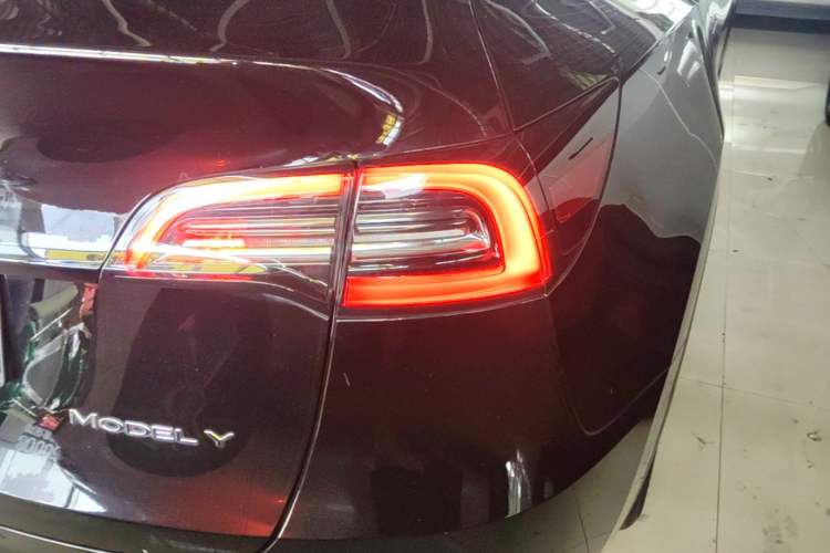 Used Tesla Model Y 2021 Standard Range Rear-Wheel Drive Version Right Rear Taillight