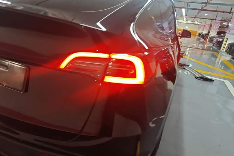 Used Tesla Model Y 2021 Standard Range Rear-Wheel Drive Version Right Rear Taillight