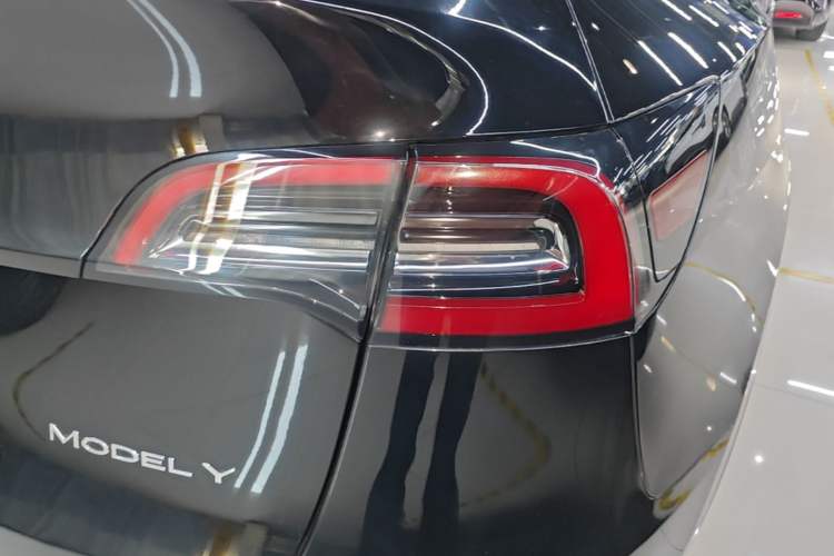 Used Tesla Model Y 2021 Standard Range Rear-Wheel Drive Version Right Rear Taillight