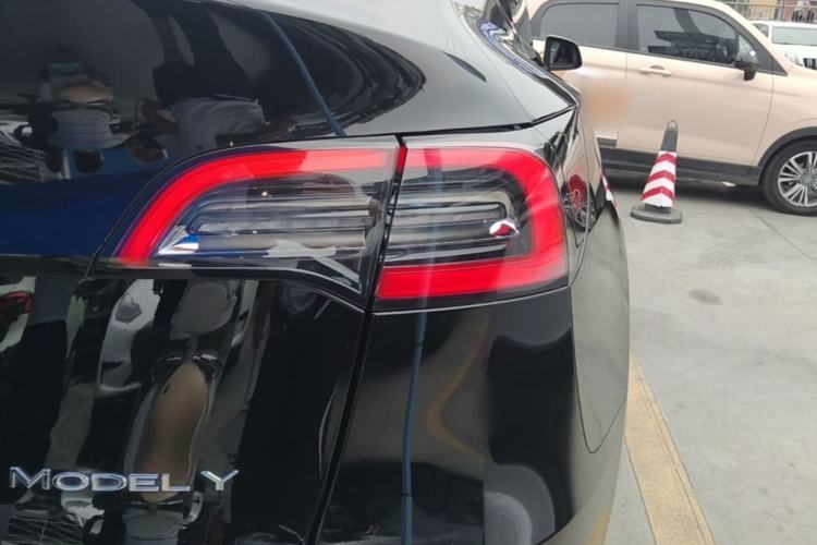 Used Tesla Model Y 2021 Long-Range All-Wheel-Drive Version 3D7 Right Rear Taillight