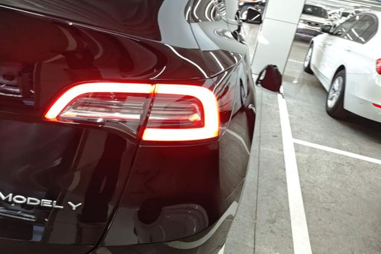 Used Tesla Model Y 2021 Standard Range Rear-Wheel Drive Version Right Rear Taillight