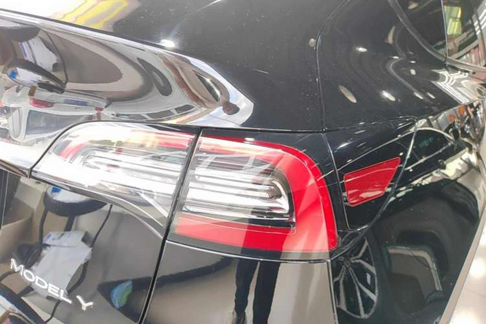 Used Tesla Model Y 2021 Standard Range Rear-Wheel Drive Version Right Rear Taillight