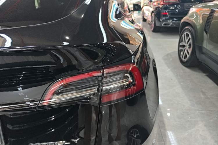 Used Tesla Model Y 2021 Standard Range Rear-Wheel Drive Version Right Rear Taillight
