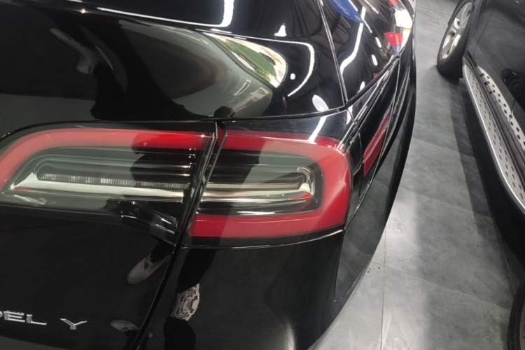 Used Tesla Model Y 2021 Standard Range Rear-Wheel Drive Version Right Rear Taillight