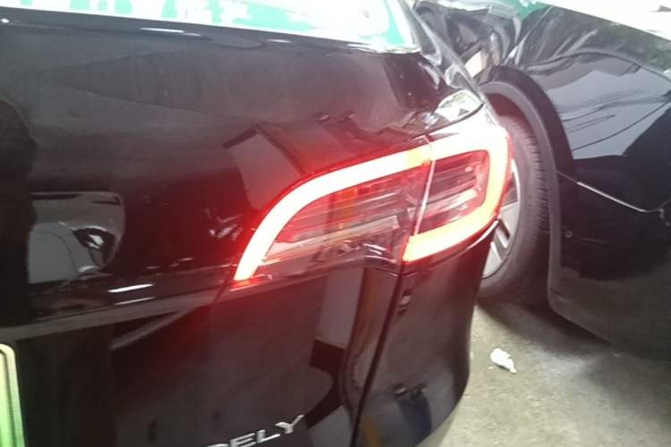 Used Tesla Model Y 2021 Standard Range Rear-Wheel Drive Version Right Rear Taillight