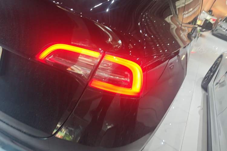 Used Tesla Model Y 2021 Standard Range Rear-Wheel Drive Version Right Rear Taillight