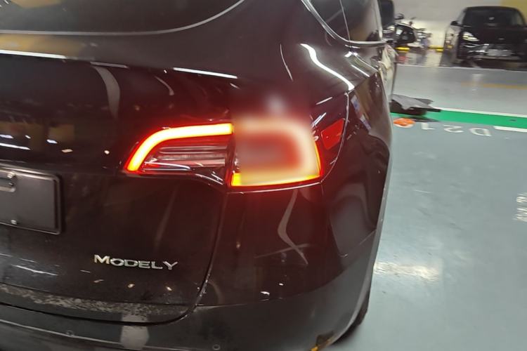 Used Tesla Model Y 2021 Standard Range Rear-Wheel Drive Version Right Rear Taillight
