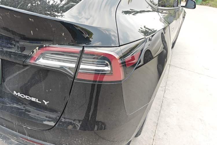 Used Tesla Model Y 2021 Standard Range Rear-Wheel Drive Version Right Rear Taillight