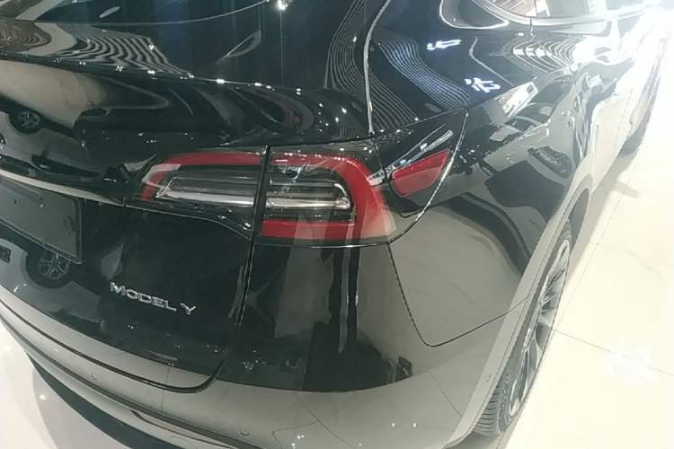 Used Tesla Model Y 2021 Standard Range Rear-Wheel Drive Version Right Rear Taillight