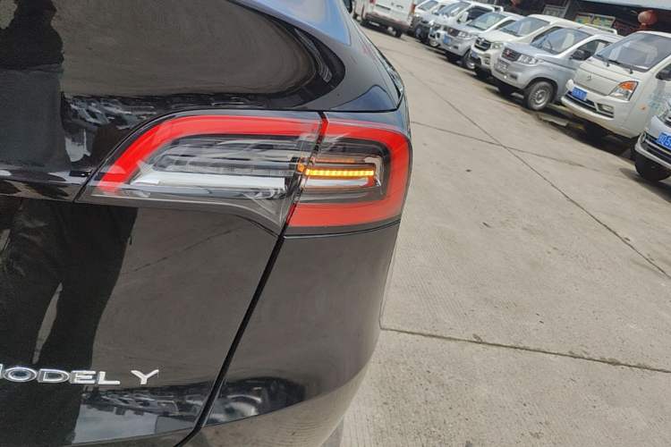Used Tesla Model Y 2021 Standard Range Rear-Wheel Drive Version Right Rear Taillight