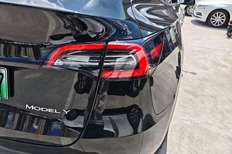Used Tesla Model Y 2021 Long-Range All-Wheel-Drive Version Right Rear Taillight