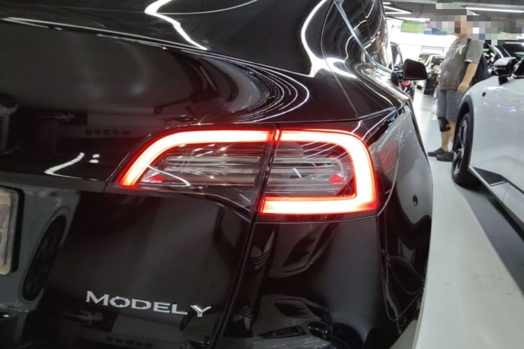 Used Tesla Model Y 2021 Standard Range Rear-Wheel Drive Version Right Rear Taillight