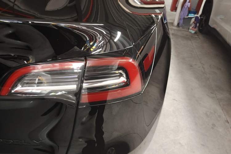 Used Tesla Model Y 2021 Standard Range Rear-Wheel Drive Version Right Rear Taillight