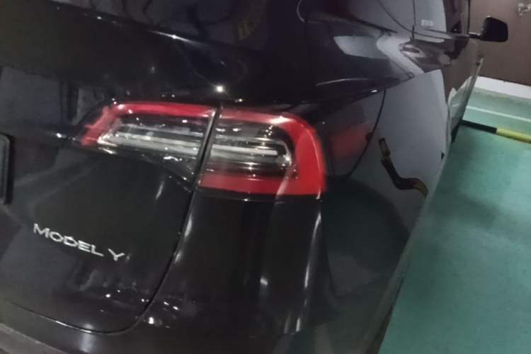 Used Tesla Model Y 2021 Standard Range Rear-Wheel Drive Version Right Rear Taillight