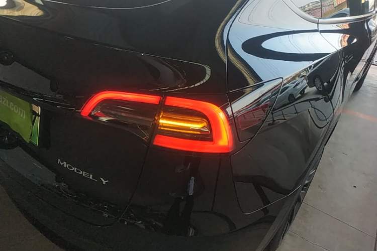 Used Tesla Model Y 2021 Standard Range Rear-Wheel Drive Version Right Rear Taillight