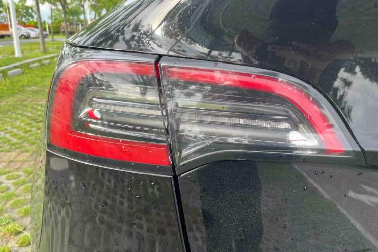 Used Tesla Model Y 2021 Standard Range Rear-Wheel Drive Version Right Rear Taillight