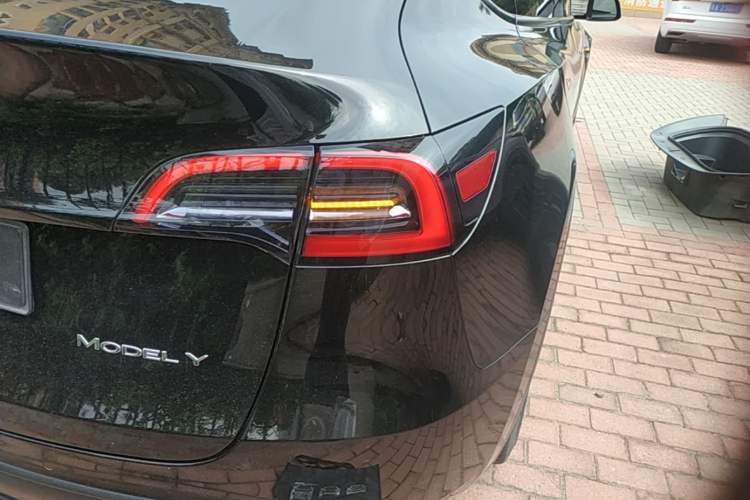 Used Tesla Model Y 2021 Long-Range All-Wheel-Drive Version Right Rear Taillight