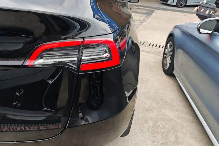 Used Tesla Model Y 2021 Standard Range Rear-Wheel Drive Version Right Rear Taillight