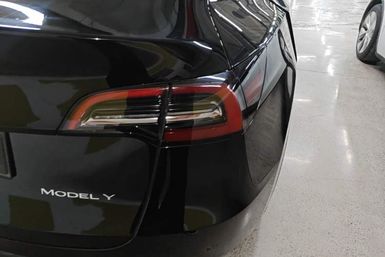 Used Tesla Model Y 2021 Standard Range Rear-Wheel Drive Version Right Rear Taillight
