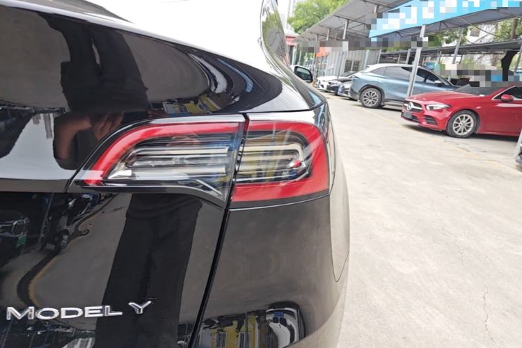 Used Tesla Model Y 2021 Standard Range Rear-Wheel Drive Version Right Rear Taillight
