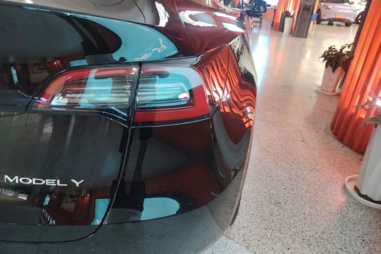Used Tesla Model Y 2021 Standard Range Rear-Wheel Drive Version Right Rear Taillight