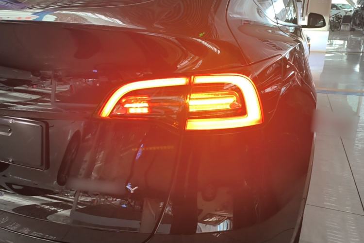 Used Tesla Model Y 2021 Standard Range Rear-Wheel Drive Version Right Rear Taillight