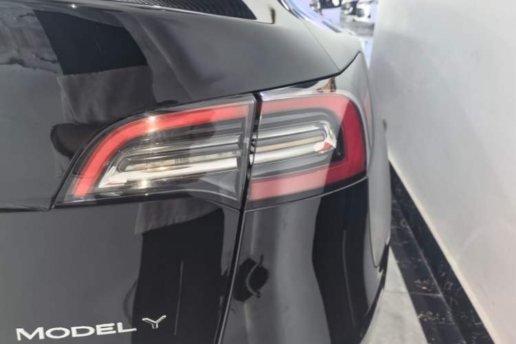 Used Tesla Model Y 2021 Long-Range All-Wheel-Drive Version Right Rear Taillight