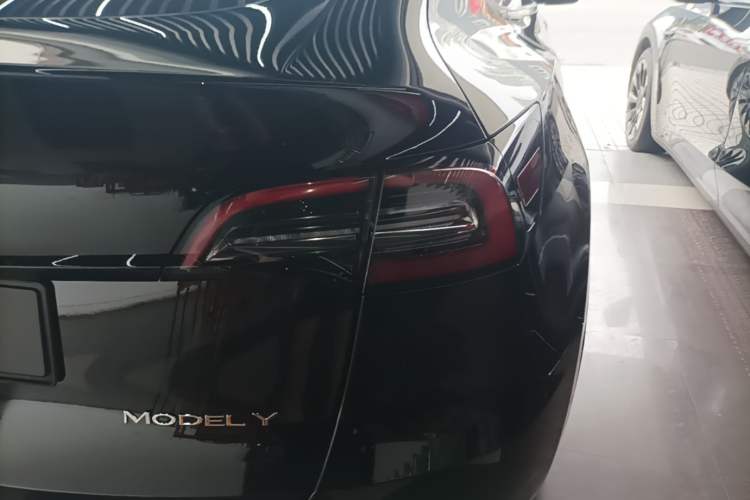 Used Tesla Model Y 2021 Standard Range Rear-Wheel Drive Version Right Rear Taillight