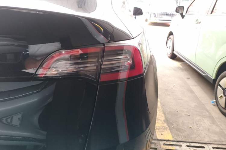 Used Tesla Model Y 2021 Standard Range Rear-Wheel Drive Version Right Rear Taillight
