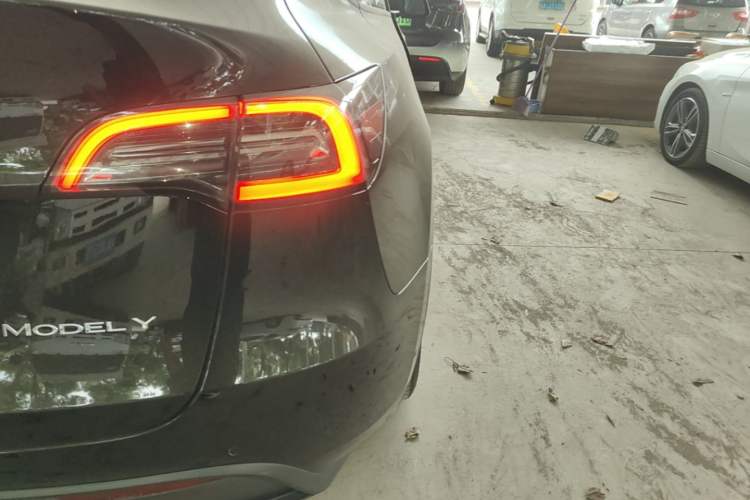Used Tesla Model Y 2021 Long-Range All-Wheel-Drive Version Right Rear Taillight