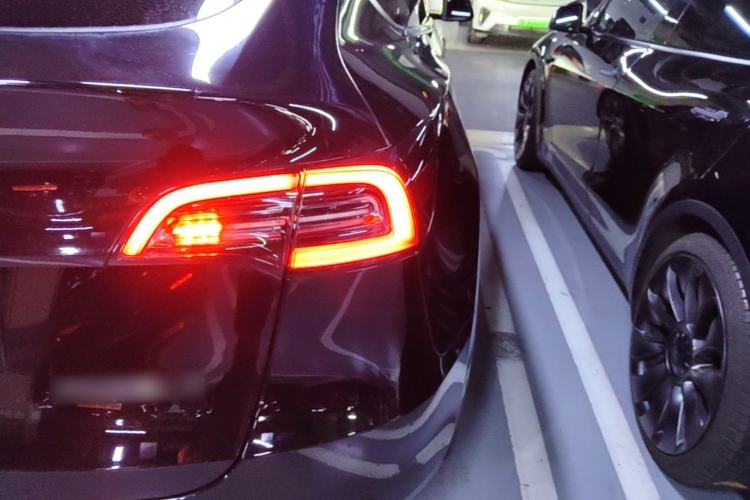 Used Tesla Model Y 2021 Standard Range Rear-Wheel Drive Version Right Rear Taillight