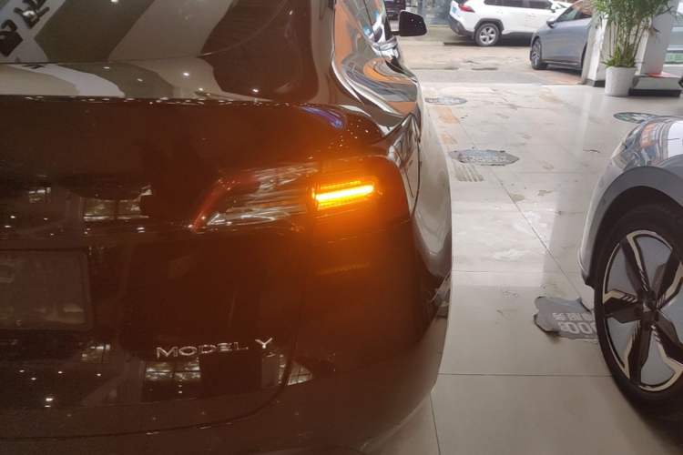 Used Tesla Model Y 2021 Standard Range Rear-Wheel Drive Version Right Rear Taillight