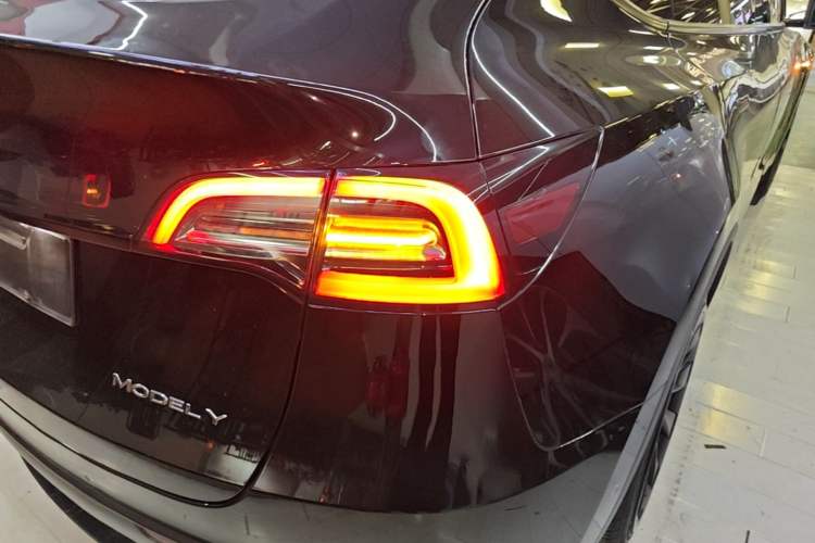 Used Tesla Model Y 2021 Standard Range Rear-Wheel Drive Version Right Rear Taillight