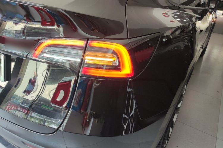 Used Tesla Model Y 2021 Standard Range Rear-Wheel Drive Version Right Rear Taillight